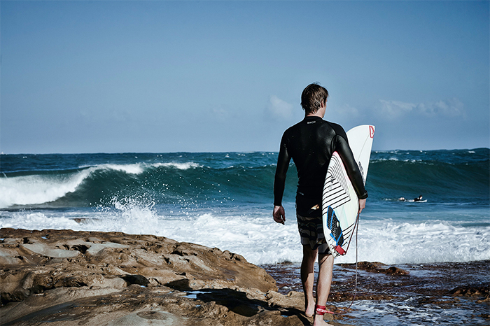 surfer su molo varazze